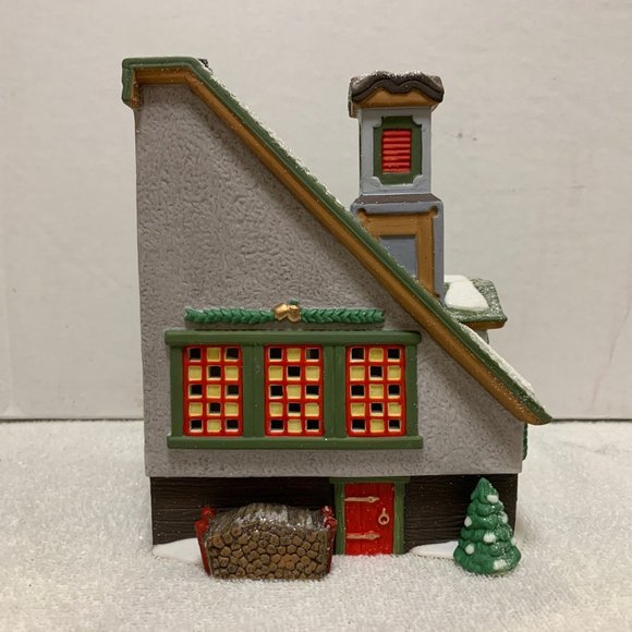 Dept 56 Santa's Bell Repair North Pole Village Lighted Christmas Building 1996 - Picture 8 of 10